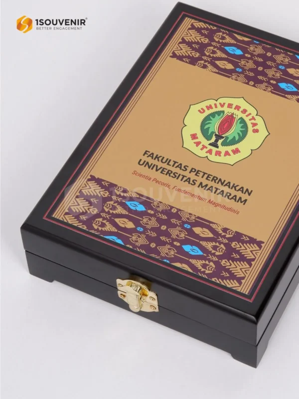 DETAIL2-PK598 Plakat Kayu Fakultas Peternakan