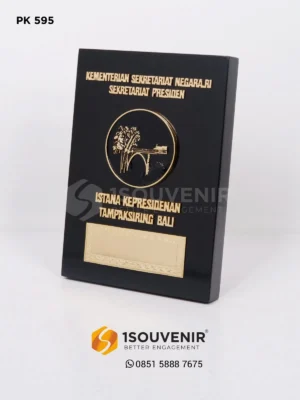 Plakat Kayu Istana Kepresidenan Tampaksiring Kenang-kenangan dari Kementerian Sekertariat Negara RI