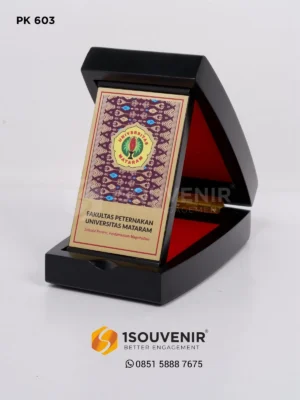 Plakat Kayu Kenang-kenangan Fakultas Peternakan Universitas Mataram