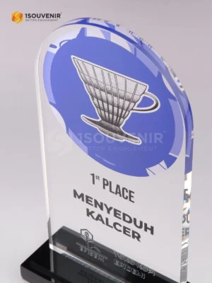 Plakat Akrilik Penghargaan 1st Place Kompetisi Menyeduh Kalcer dari Toko Kopi Epidemi