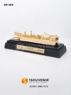 Miniatur Kenang-kenangan Supplier Engagement Day SKK...