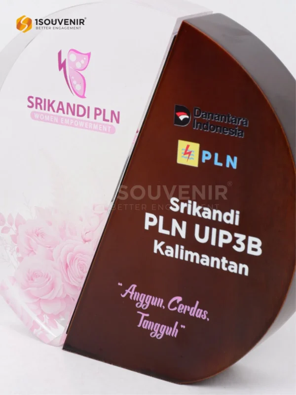 DETAIL-PAK320 Plakat Kayu Akrilik Srikandi PLN