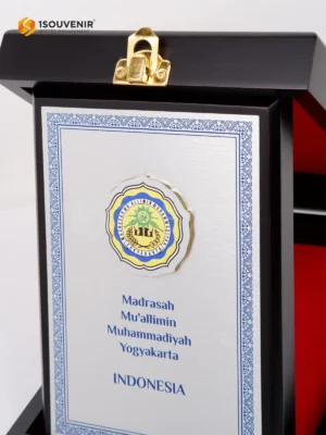 Plakat Kayu Kenang-kenangan dari Madrasah Muallimin Muhammadiyah Yogyakarta