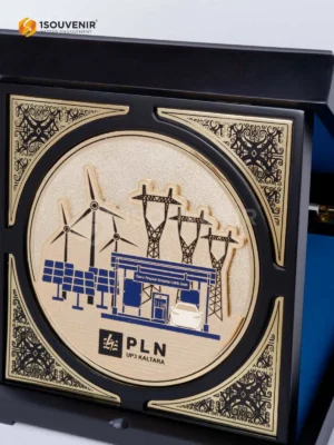 Plakat Kayu Kenang-kenangan dari PT PLN UP3 Kaltara