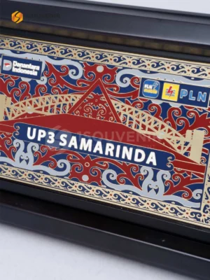 Plakat Kayu Kenang-kenangan dari PT PLN UP3 Samarinda