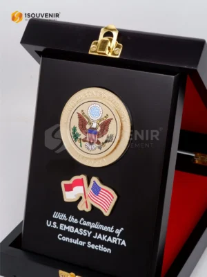 Plakat Kayu Kenang-kenangan dari U.S. Embassy...