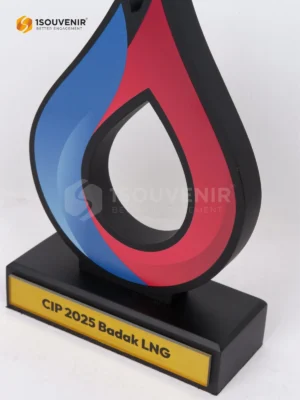 Plakat Kayu CIP 2025 Kenang-kenangan dari Badak LNG