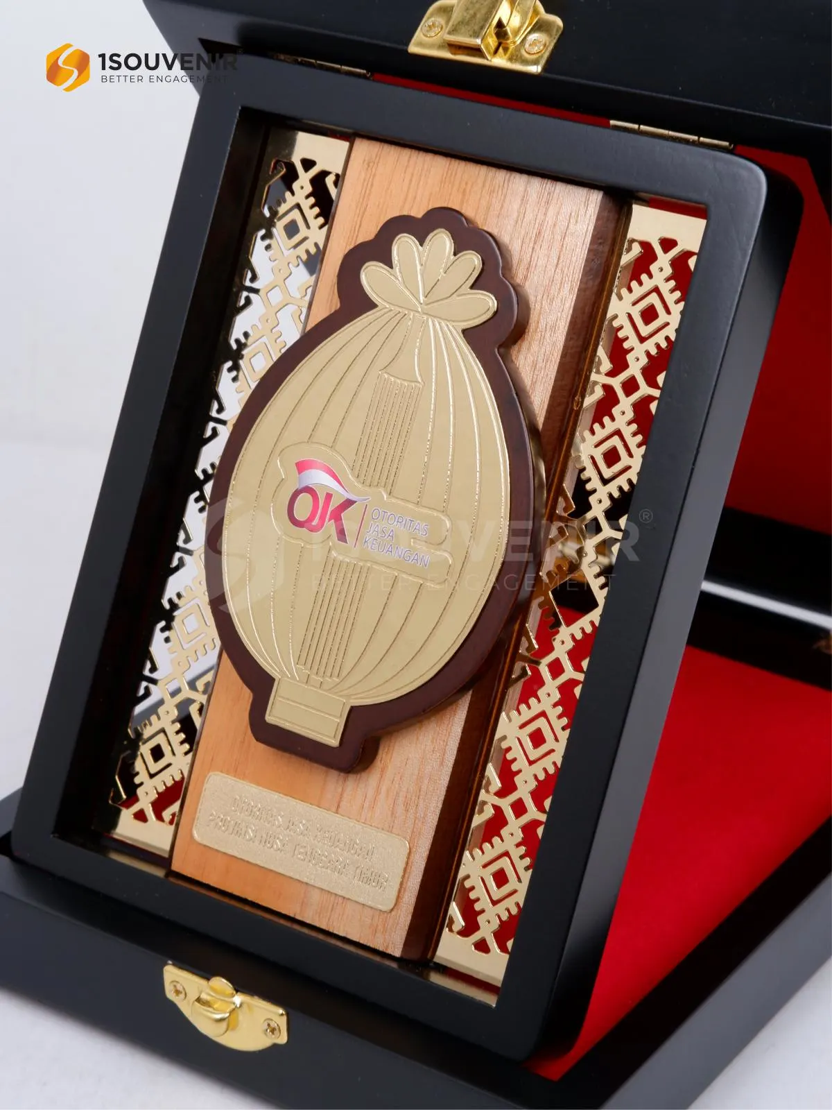 Plakat Kayu Kenang-kenangan dari OJK Nusa Tenggara Timur 2 DETAIL-PK621 Plakat Kayu OJK NTT