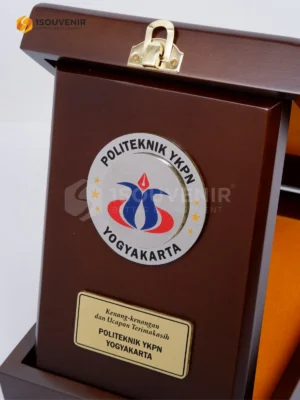 Plakat Kayu Kenang-kenangan dan Ucapan Terima Kasih dari Politeknik YKPN Yogyakarta