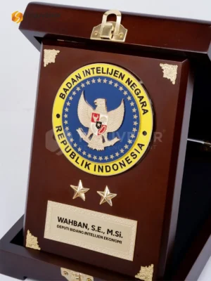 Plakat Kayu Penghargaan Deputi Bidang Intelijen Ekonomi dari Badan Intelijen Negara