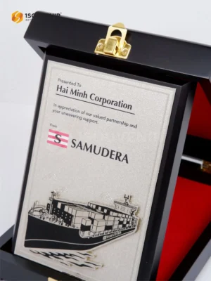 Plakat Kayu Simbol Kerja Sama antara PT Samudera dan Hai Minh Corporation