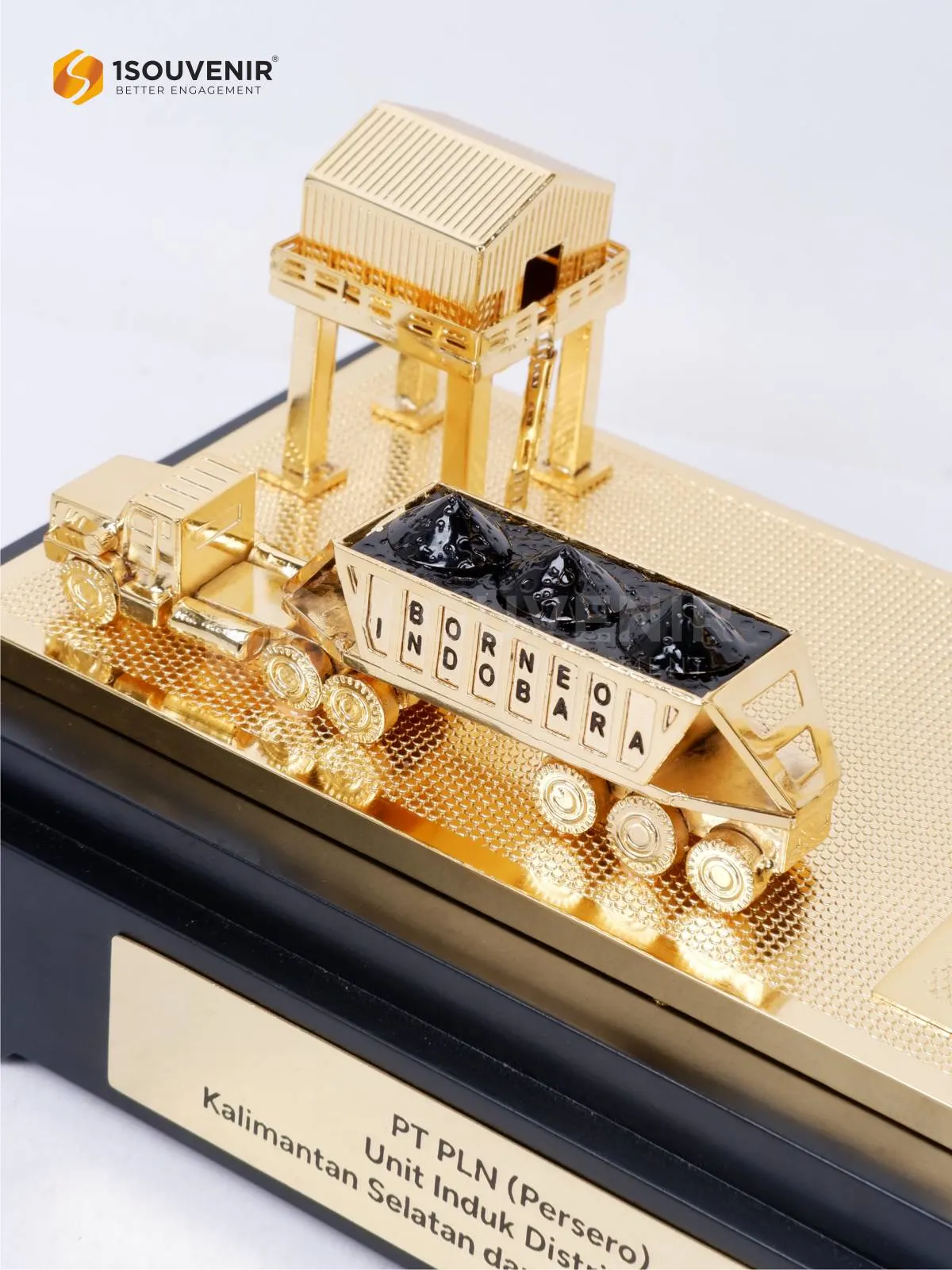 Miniatur Tower Kenang-kenangan dari PLN Unit Induk Distribusi Kalimantan Selatan dan Tengah 2 DETAIL-SM579 Miniatur Unit Induk Distribusi Kalimantan