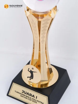 Piala Olahraga Turnamen Bola Voli Putra Bayan...