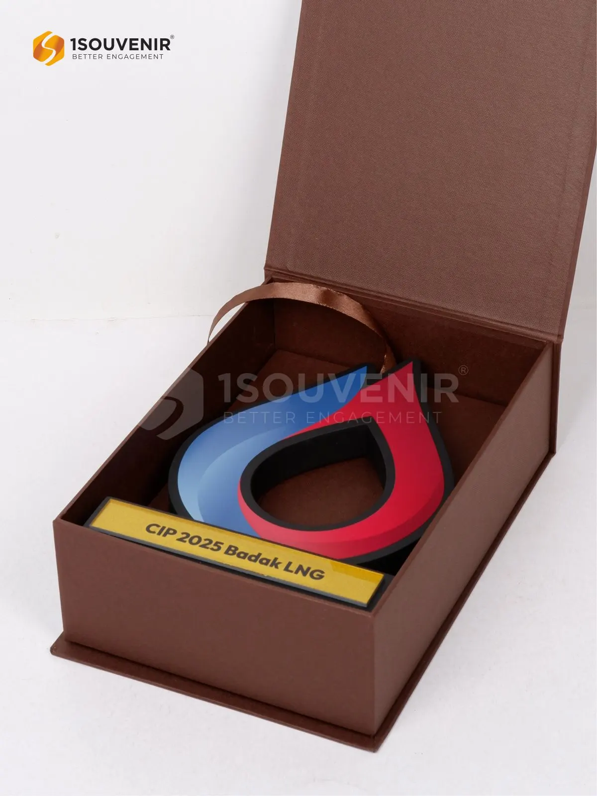 Plakat Kayu CIP 2025 Kenang-kenangan dari Badak LNG 3 DETAIL2-PK618 Plakat Kayu CIP 2025