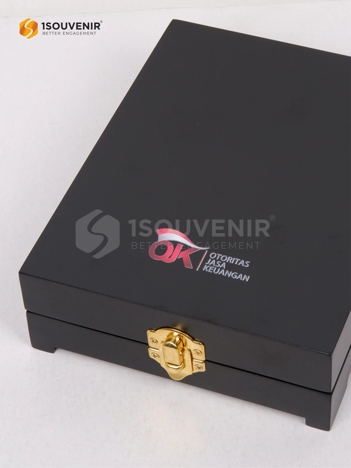 Plakat Kayu Kenang-kenangan dari OJK Nusa Tenggara Timur 3 DETAIL2-PK621 Plakat Kayu OJK NTT