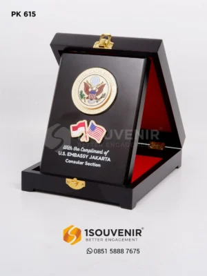 Plakat Kayu Kenang-kenangan dari U.S. Embassy...