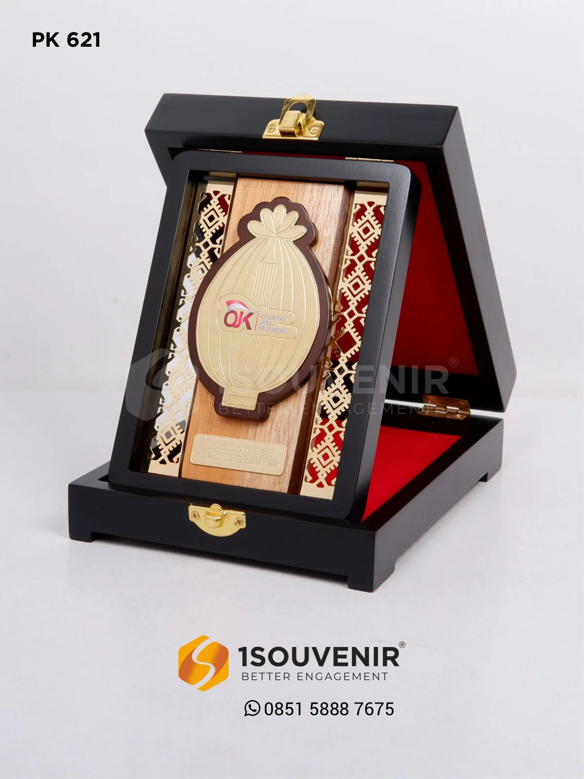 Plakat Kayu Kenang-kenangan dari OJK Nusa Tenggara Timur 1 PK621 Plakat Kayu OJK NTT