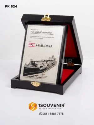 Plakat Kayu Simbol Kerja Sama antara PT Samudera dan Hai Minh Corporation