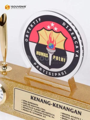 Plakat Jam Pen Holder Kenang-kenangan dari Humas Polri