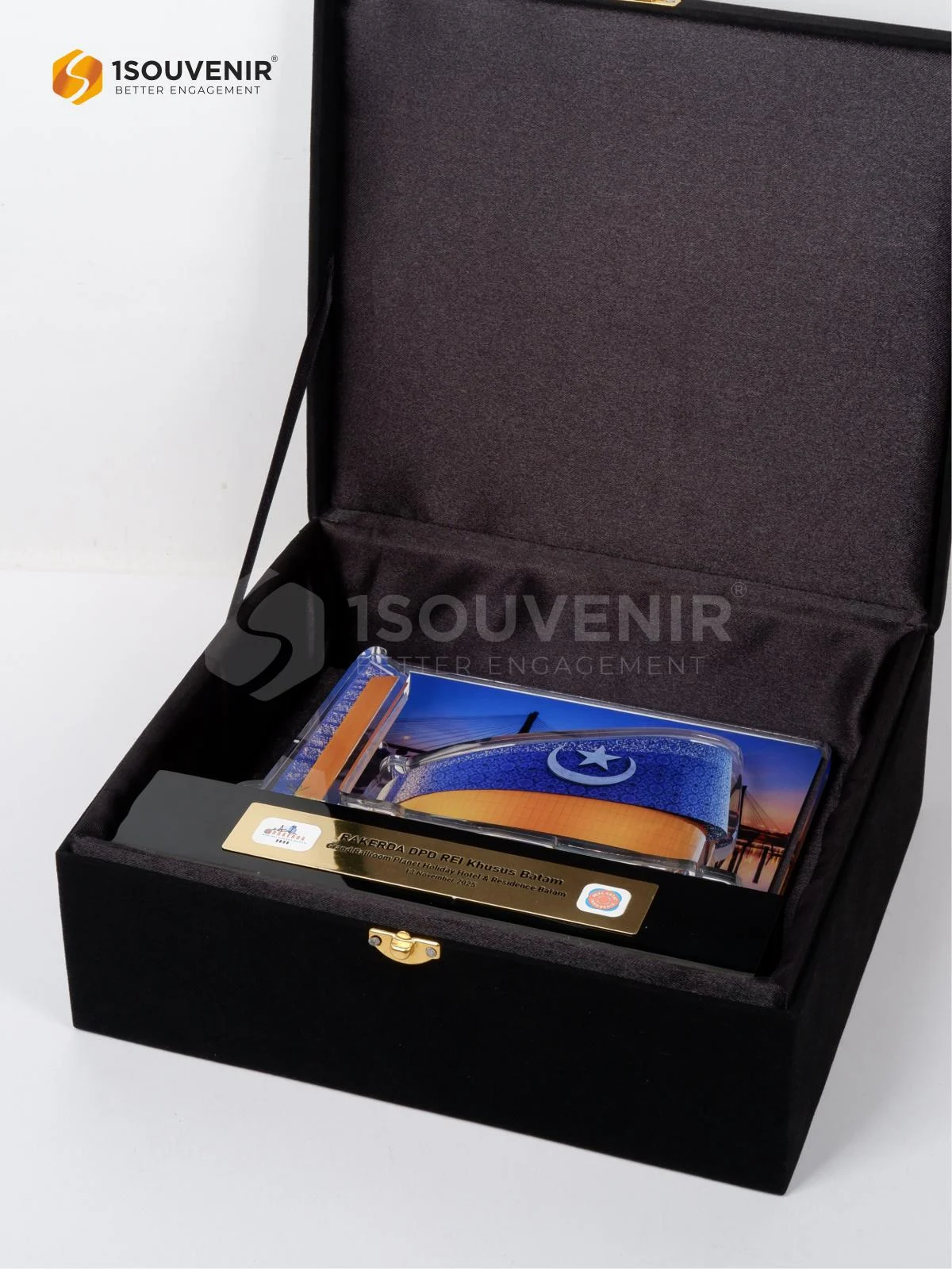 Plakat Akrilik Kenang-kenangan Rakerda DPD REI Khusus Batam 3 DETAIL2-PA732 Plakat Akrilik Rakerda DPD REI