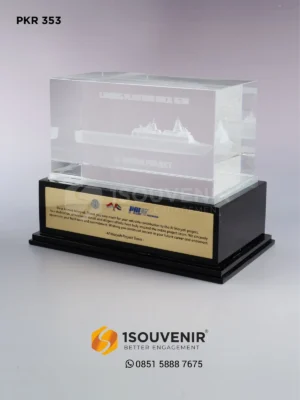 Plakat Kristal Penghargaan Al Maryah Project dari PAL Indonesia