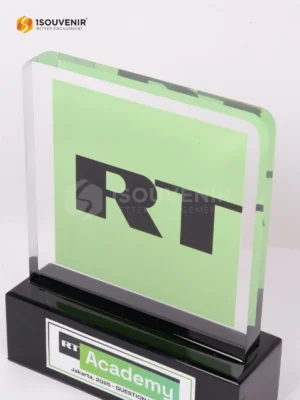 Cara Membangun Brand Perusahaan melalui Souvenir 18 Plakat Akrilik Apresiasi dan Kenang-Kenangan RT Academy