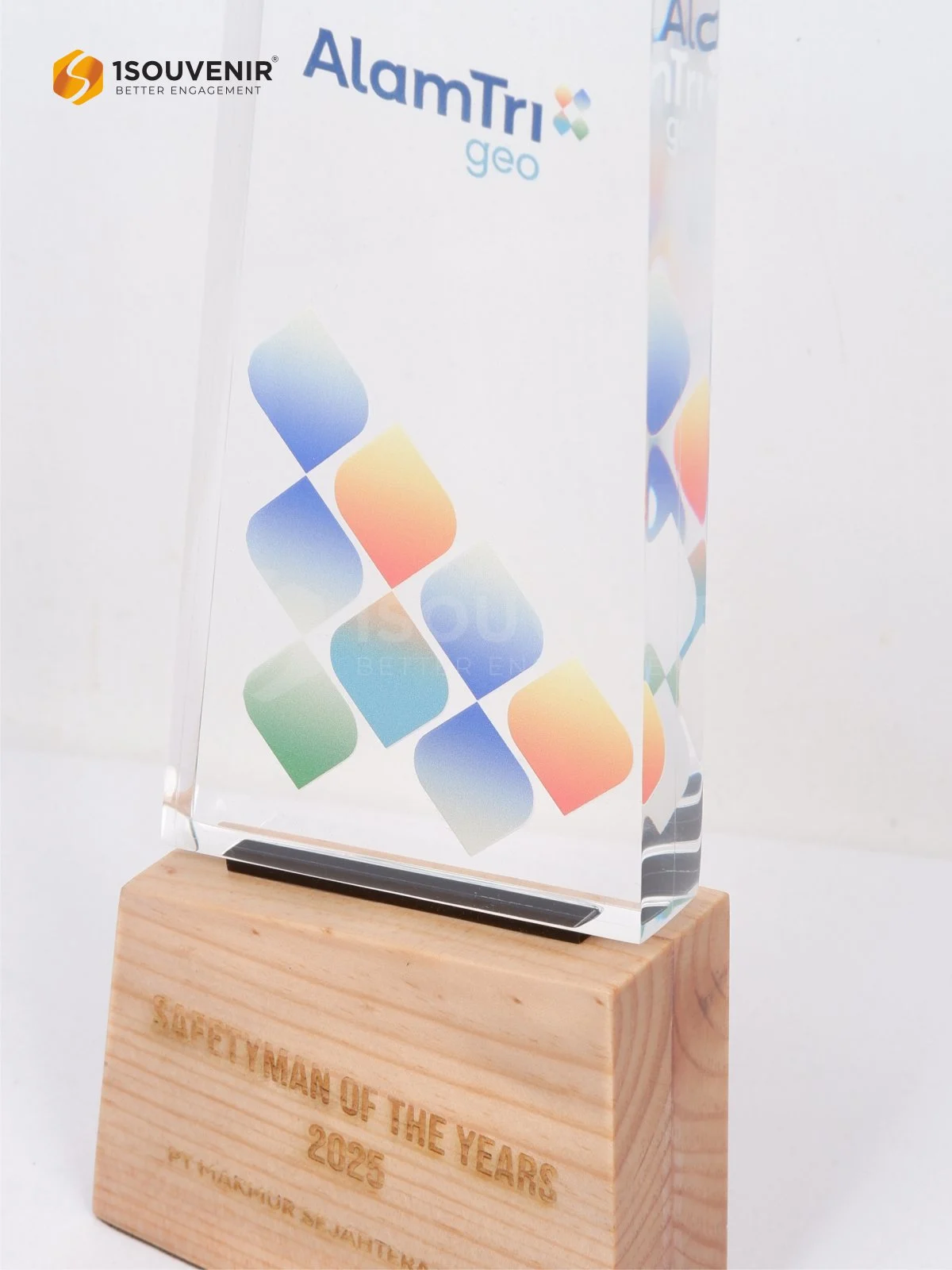 Plakat Kayu Akrilik Penghargaan Safety Man of The Years dari PT Makmur Sejahtera Wisesa 2 DETAIL-PAK328 Plakat Kayu Akrilik Safety Man