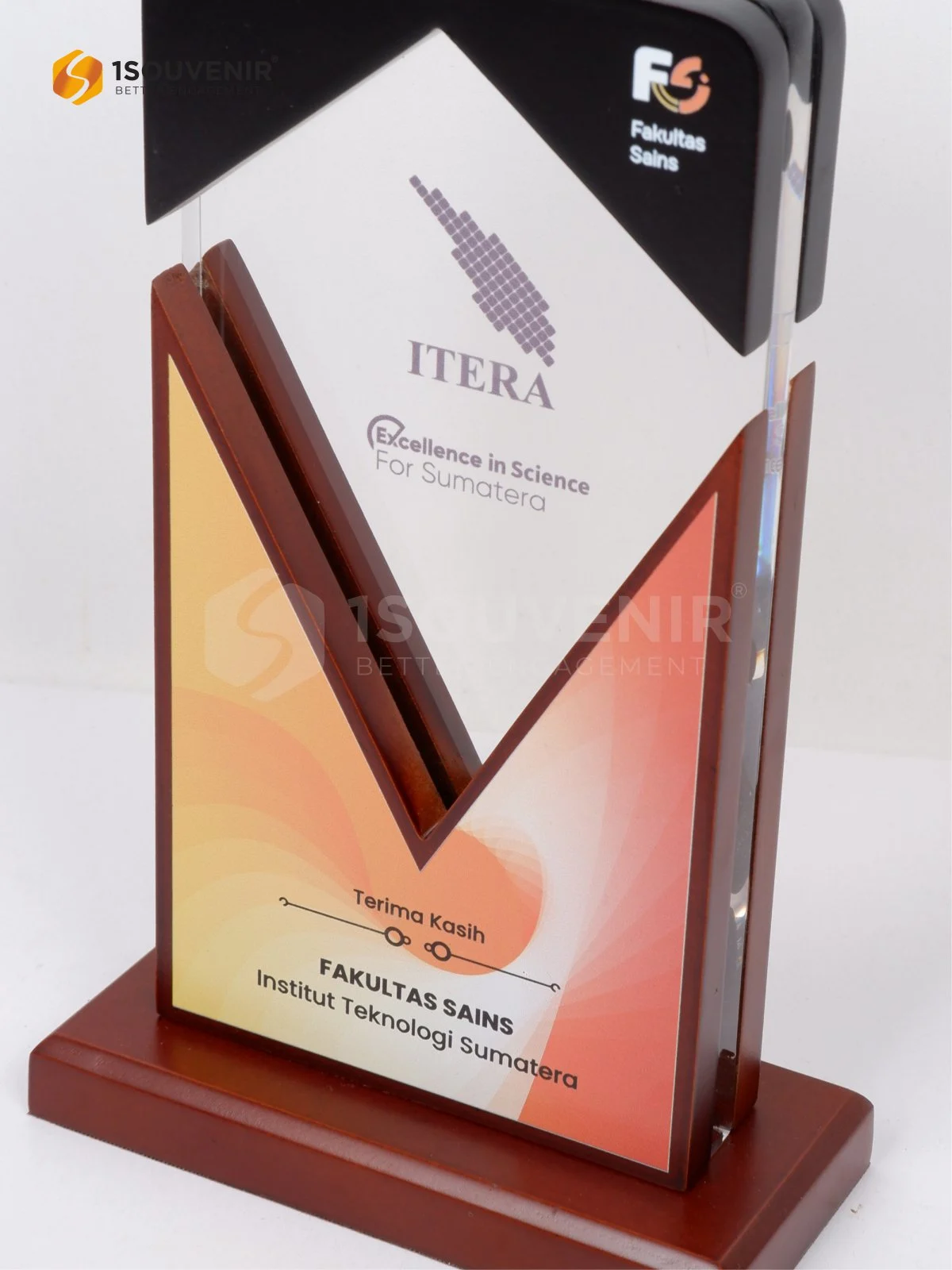 Plakat Kayu Akrilik Kenang-kenangan dari Fakultas Sains Institut Teknologi Sumatera 2 DETAIL-PAK329 Plakat Kayu Akrilik Fakultas Sains ITERA