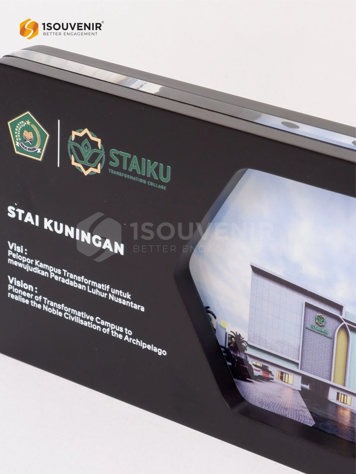 Plakat Kayu Akrilik Kenang-kenangan dari STAI Kuningan 2 DETAIL-PAK335 Plakat Kayu Akrilik STAI Kuningan