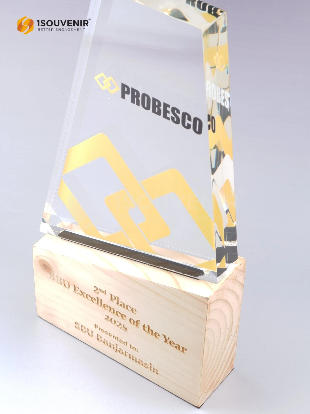 Plakat Kayu Akrilik SBU Excellence of The Year 2025 Penghargaan dari SBU Banjarmasin 2 DETAIL-PAK336 Plakat Kayu Akrilik SBU Excellence