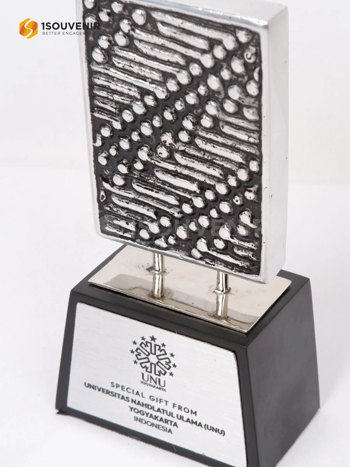 Plakat Logam Special Gift dari Universitas Nahdlatul Ulama Yogyakarta 2 DETAIL-PL355 Plakat Logam UNU Yogyakarta