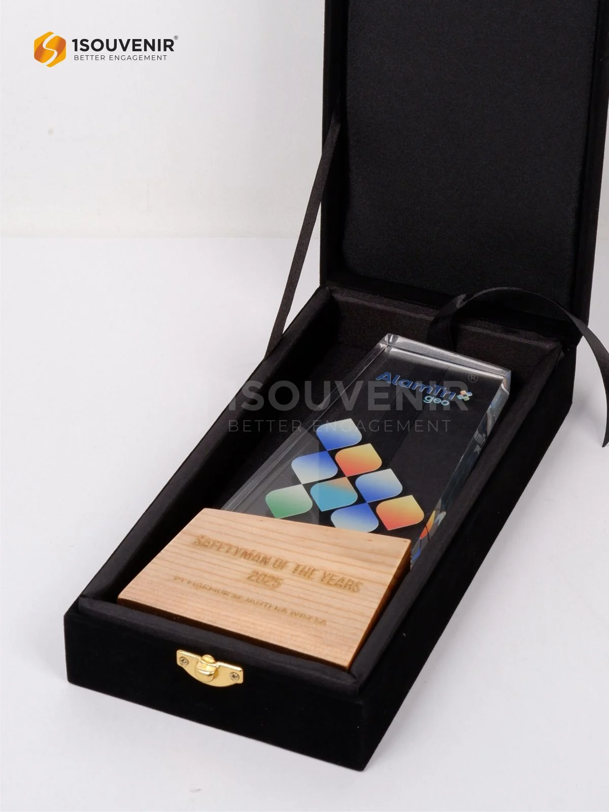 Plakat Kayu Akrilik Penghargaan Safety Man of The Years dari PT Makmur Sejahtera Wisesa 3 DETAIL2-PAK328 Plakat Kayu Akrilik Safety Man