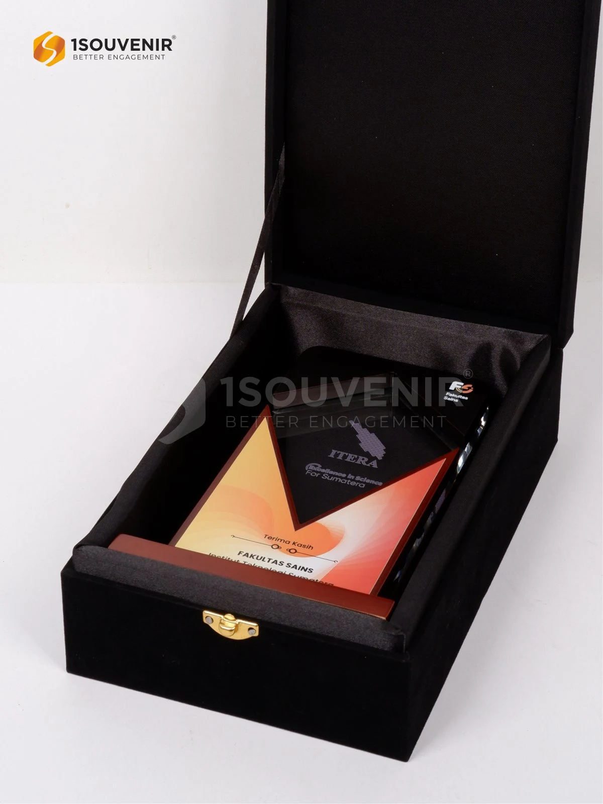 Plakat Kayu Akrilik Kenang-kenangan dari Fakultas Sains Institut Teknologi Sumatera 3 DETAIL2-PAK329 Plakat Kayu Akrilik Fakultas Sains ITERA