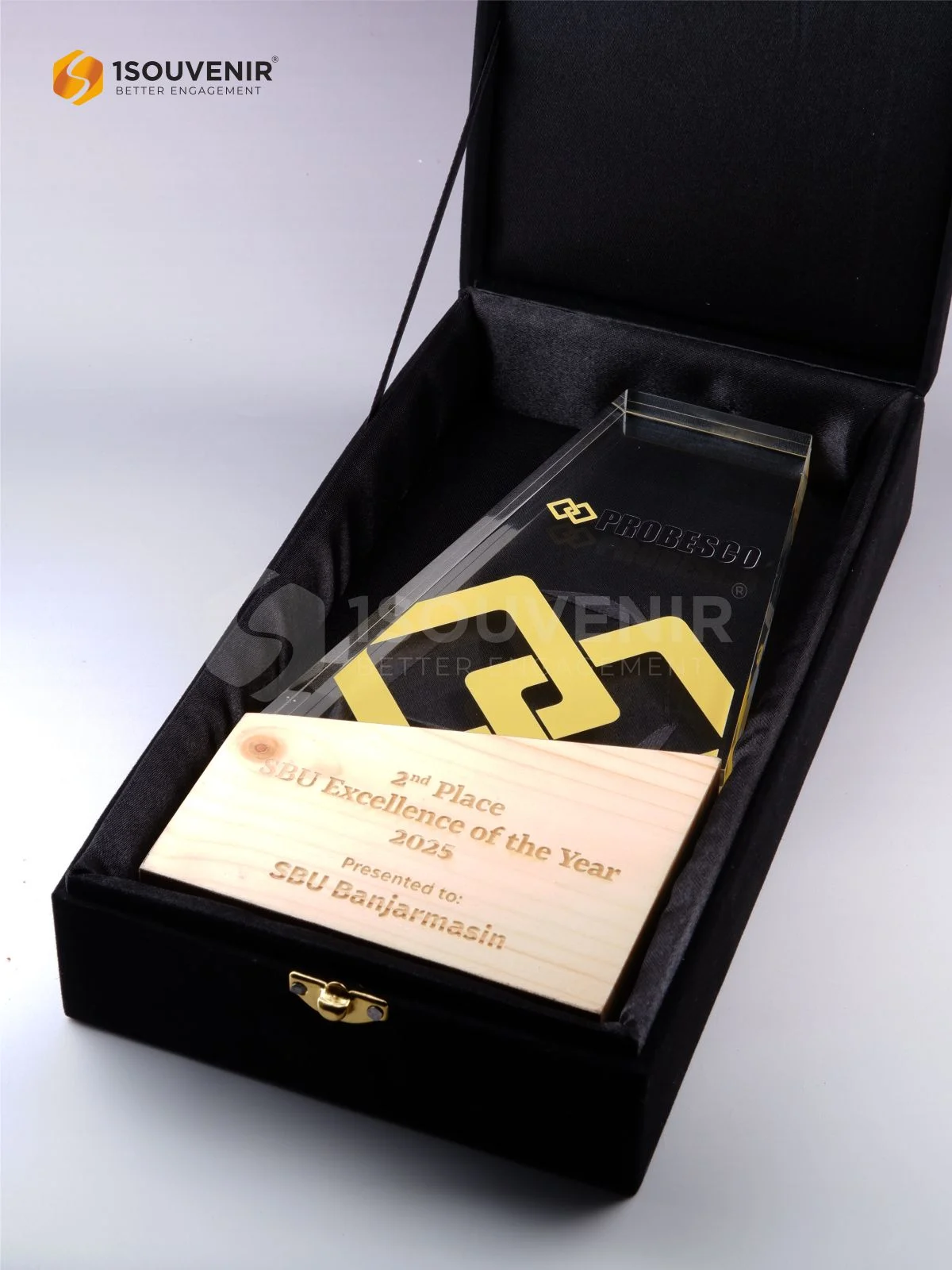 Plakat Kayu Akrilik SBU Excellence of The Year 2025 Penghargaan dari SBU Banjarmasin 3 DETAIL2-PAK336 Plakat Kayu Akrilik SBU Excellence