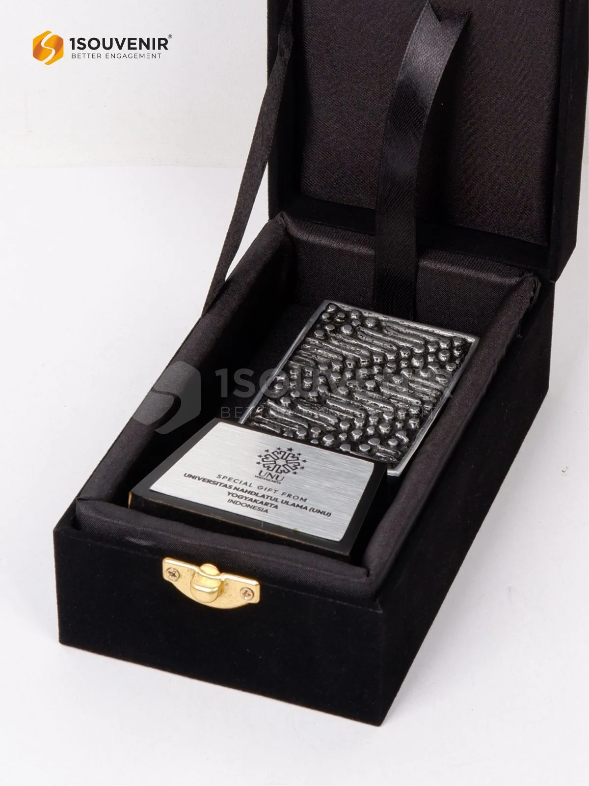 Plakat Logam Special Gift dari Universitas Nahdlatul Ulama Yogyakarta 3 DETAIL2-PL355 Plakat Logam UNU Yogyakarta