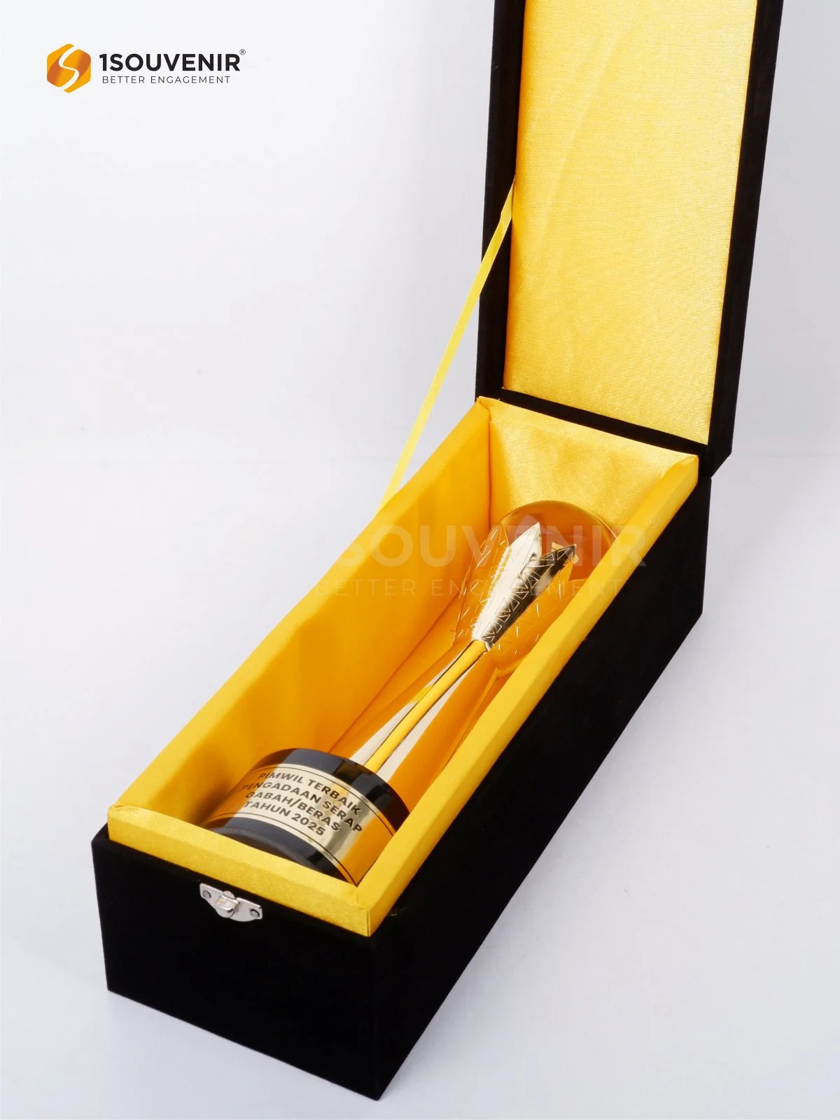 Piala Penghargaan PimWil Terbaik Pengadaan Serap Gabah/Beras 2025 3 DETAIL2-PP352 Piala Penghargaan PimWil Terbaik