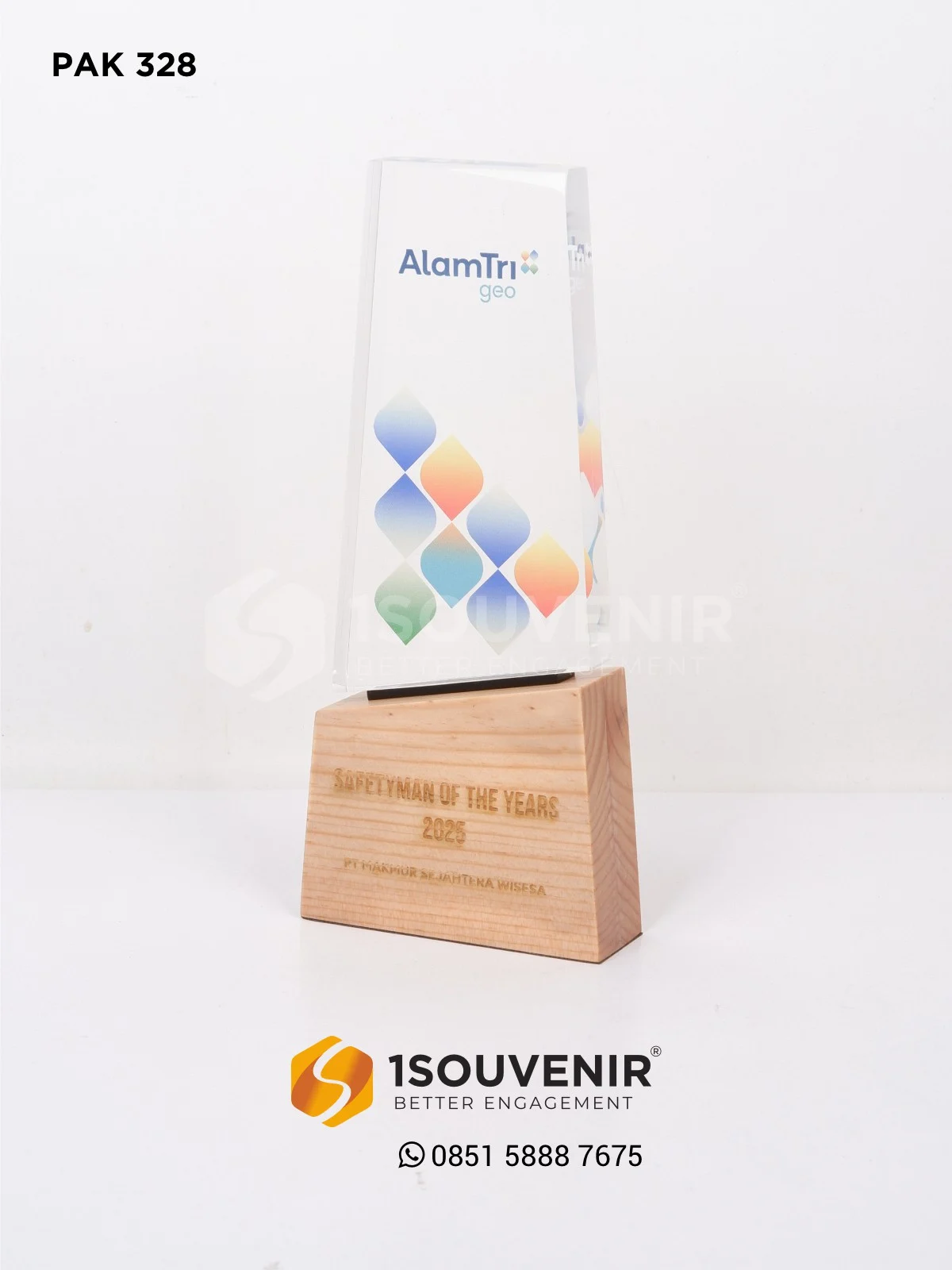 Plakat Kayu Akrilik Penghargaan Safety Man of The Years dari PT Makmur Sejahtera Wisesa 1 PAK328 Plakat Kayu Akrilik Safety Man