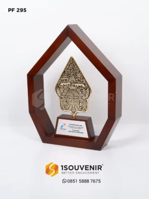 Plakat Frame Kayu Gunungan Penghargaan Customer...