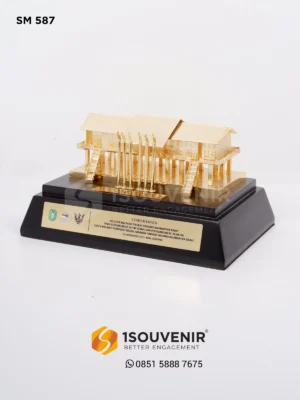 Miniatur Rumah Radakng Kalbar sebagai Cendera...