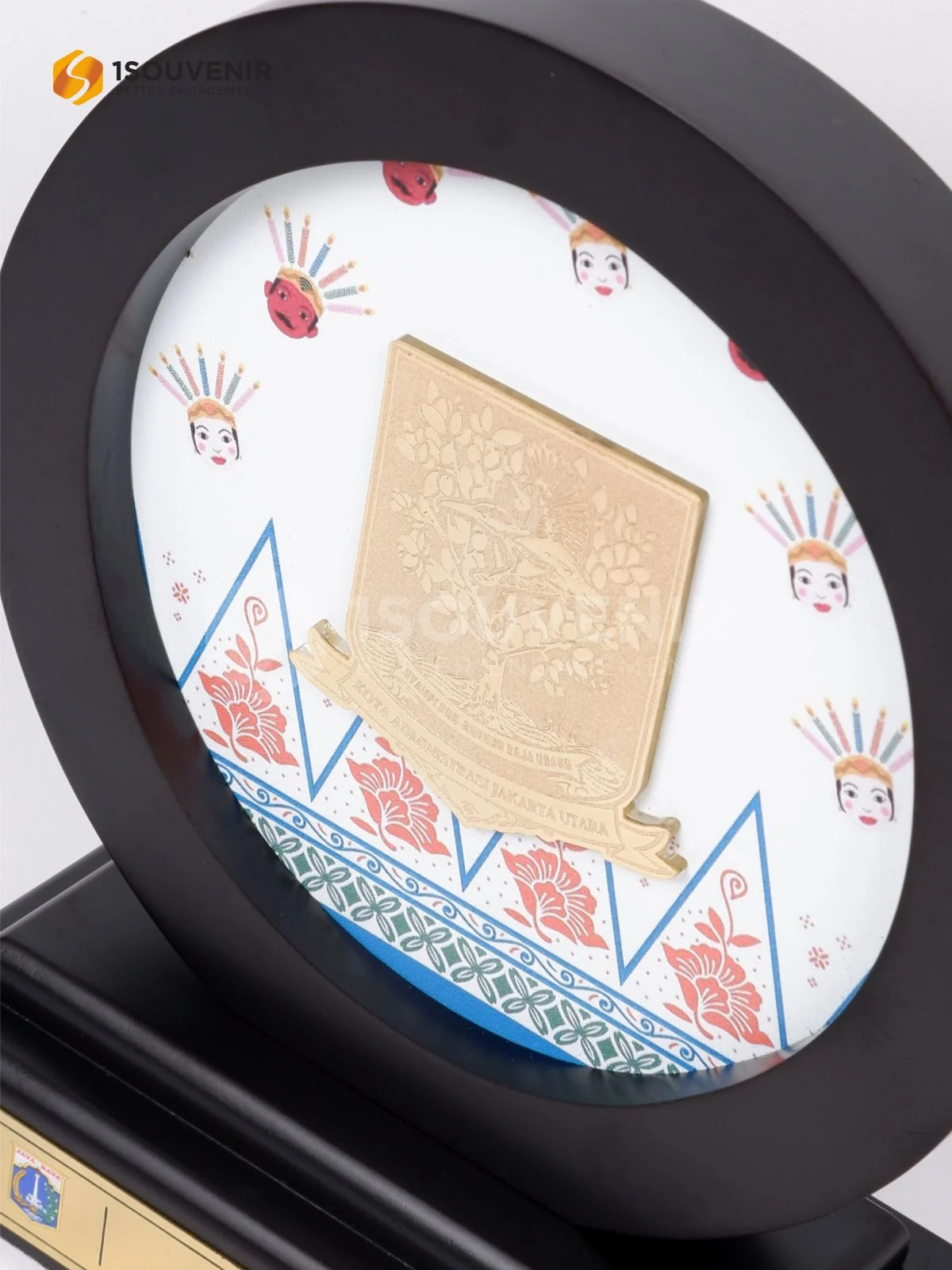 Plakat Kayu Bulat Kenang-kenangan dari Pemerintah Kota Administrasi Jakarta Utara 2 DETAIL-PK633 Plakat Kayu Pemkot Administrasi Jakarta