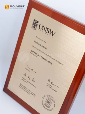 Plakat Kayu Penghargaan Kelulusan dari UNSW...