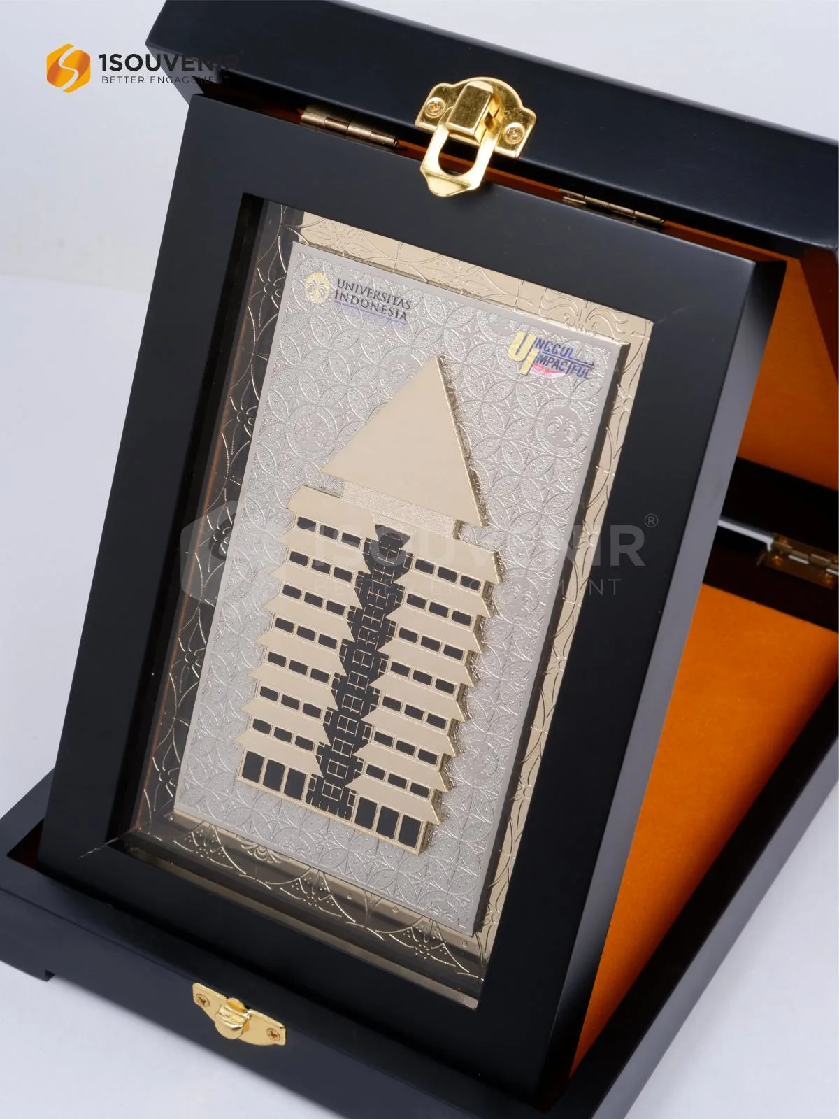 Plakat Kayu Gedung Rektorat Kenang-kenangan dari Universitas Indonesia 2 DETAIL-PK643 Plakat Kayu Gedung Universitas Indonesia