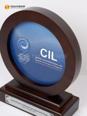 Plakat Kayu Bulat Apresiasi dalam International...