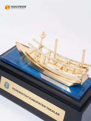 Miniatur Kapal Patorani Kenang-kenangan dari Pemerintah Kabupaten Takalar