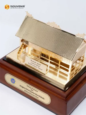 Miniatur Rumah Adat Lamin Etan Kenang-kenangan dari Kabinda Kalimantan Timur