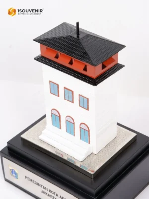 Miniatur Menara Syahbandar Kenang-kenangan dari Pemerintah Kota Administrasi Jakarta Utara