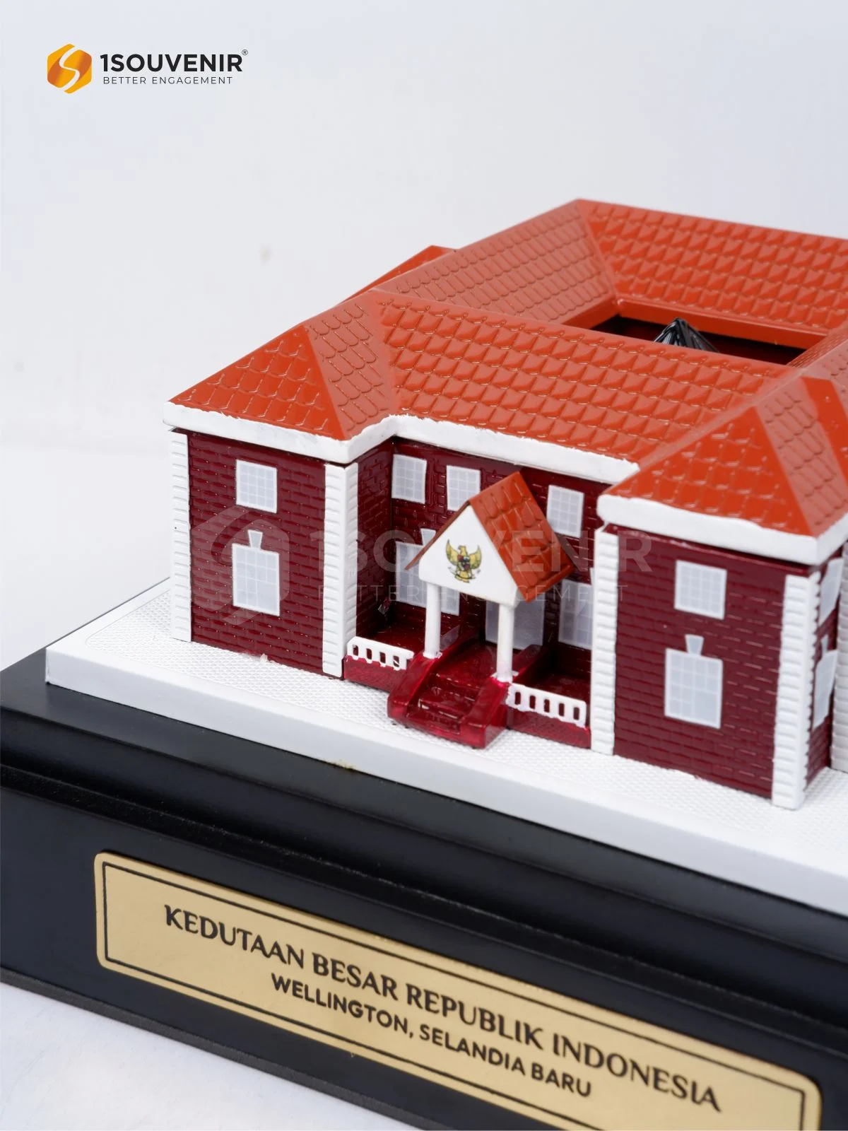 Miniatur Gedung Perkantoran Kenang-kenangan dari Kedutaan Besar RI Wellington, Selandia Baru 2 DETAIL-SM598 Miniatur Kedutabes RI Wellington