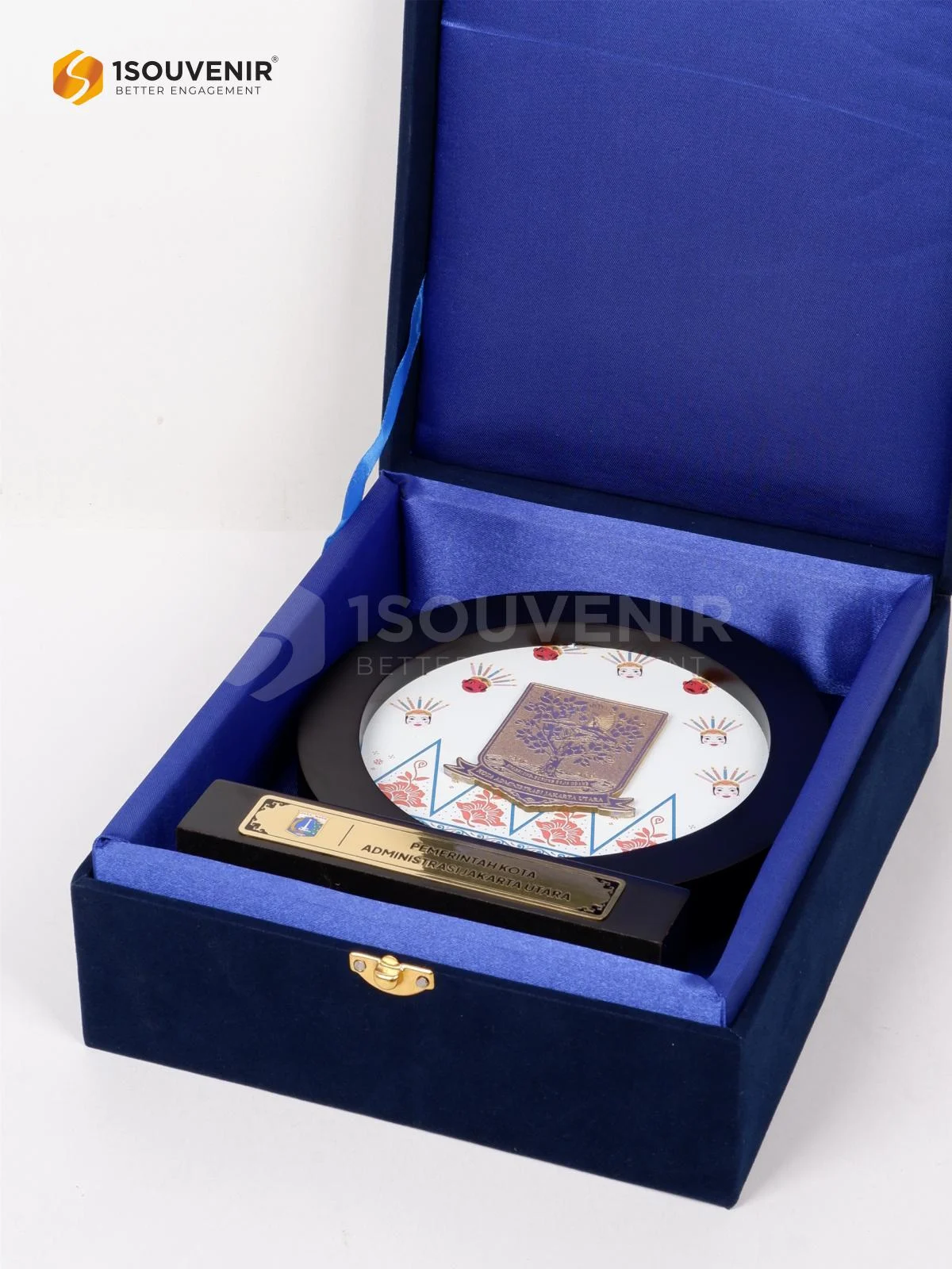 Plakat Kayu Bulat Kenang-kenangan dari Pemerintah Kota Administrasi Jakarta Utara 3 DETAIL2-PK633 Plakat Kayu Pemkot Administrasi Jakarta