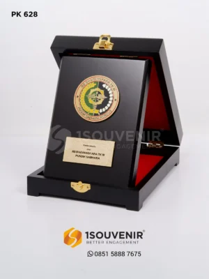 Plakat Kayu Cenderamata dari RS Bhayangkara TK III...