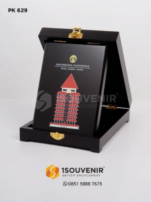 Plakat Kayu Kenang-kenangan dari Universitas...